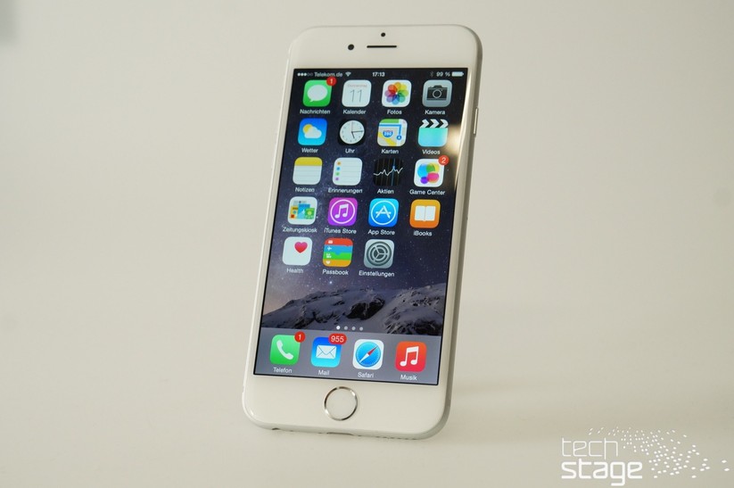Das Display hat eine Auflösung von 1334 × 750 Pixel. Im Verhältnis zum nun größer gewordenen Display ist die Pixeldichte mit 326 ppi gleich geblieben – diesen Wert hatte bereits das iPhone 4. Es war das erste Modell, bei dem Apple den Markennamen „Retina-Display“ eingesetzt hat. 
