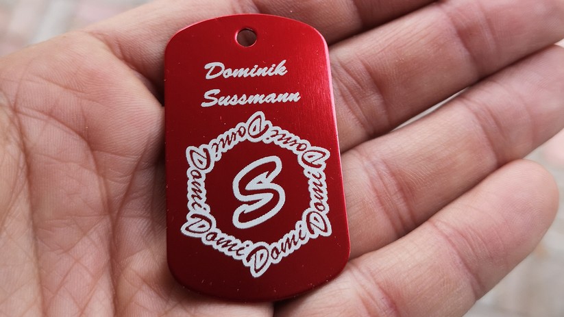 Eine Aluminium-Marke beschriftet vom Atomstack A5 Pro M50.