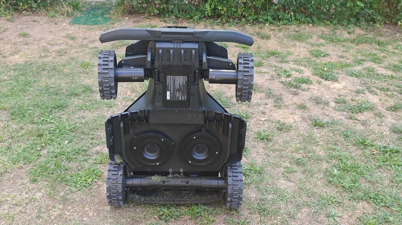 Segway Navimow X420: Großer und schwerer Allrad-Mähroboter mit RTK- und Kamera-Navigation für Rasenflächen bis 2000 m², 42 cm Schnittbreite, lenkbare Vorderräder, aber ohne Kantenschnittoptimierung.