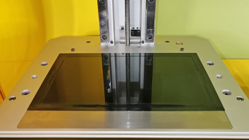 Die Ränder des Belichtungs-Displays sollten abgeklebt sein, um Schäden durch auslaufendes Resin zu vermeiden.