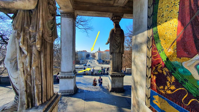Wir stellen den TP-Link EAP110 auf die Balustrade am Fuße des Friedensengels in München. 
