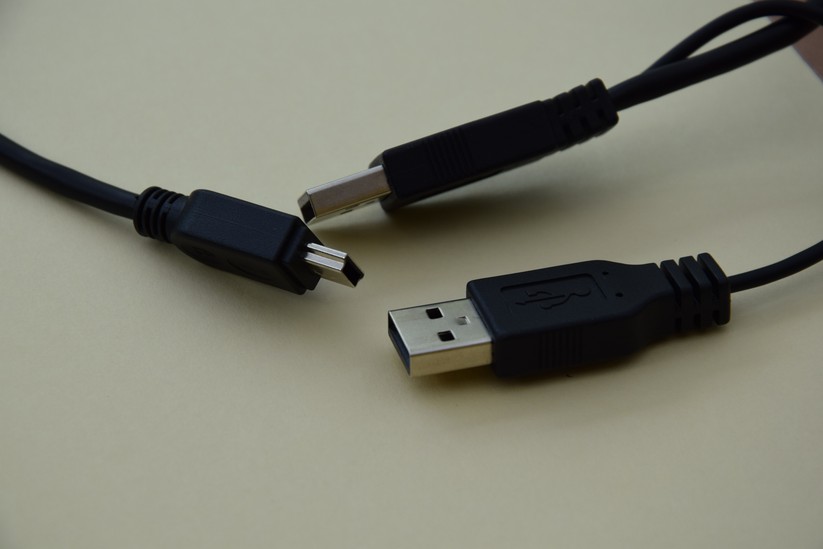 Strom und Daten kommen per Y-USB-Kabel. 