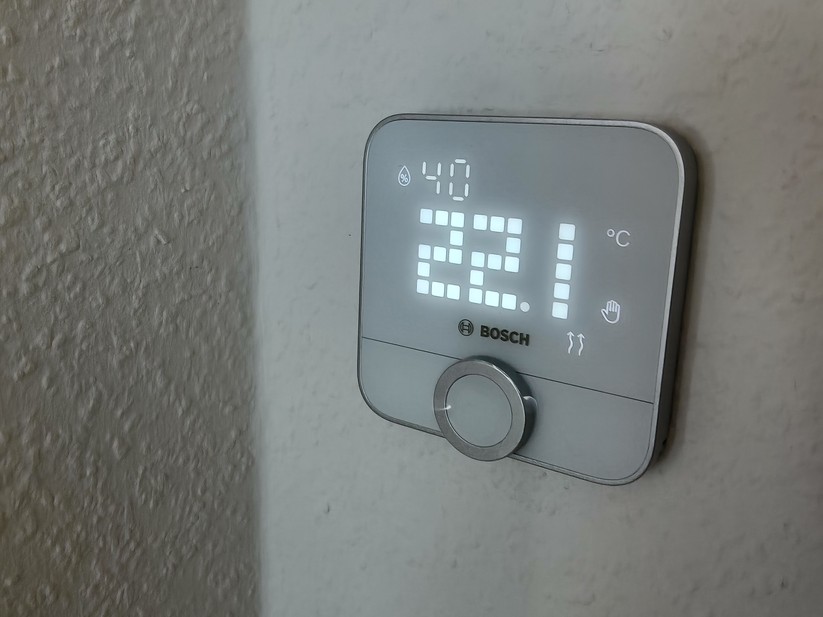 Das Bosch Raumthermostat II 230V nutzt zur Steuerung von Fußbodenheizungen die Zigbee-Funktechnik. Obwohl es damit grundsätzlich einen Hub benötigt, sind Anwender nicht auf das Bosch-Ökosystem festgelegt: Das Thermostat kann auch direkt in Home Assistant eingebunden werden.