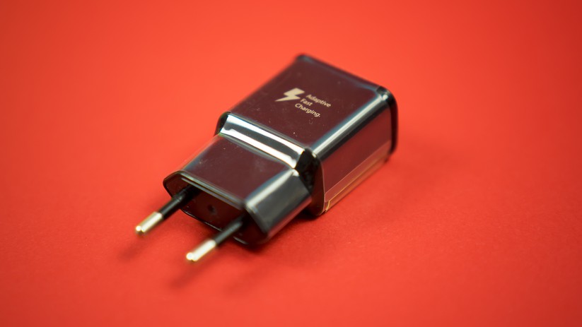 Der Fast Charger des Galaxy S9 Plus lädt das Smartphone innerhalb von 2 Stunden auf.