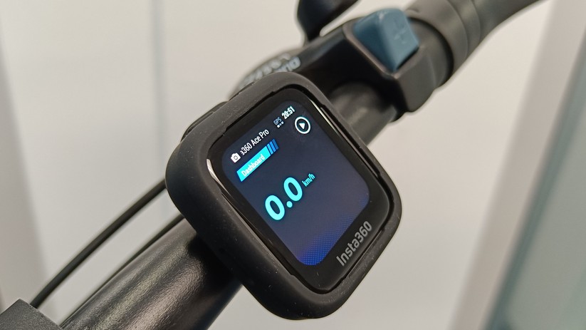 Die Minifernbedienung wurde beim Test etwa am Lenker befestigt.