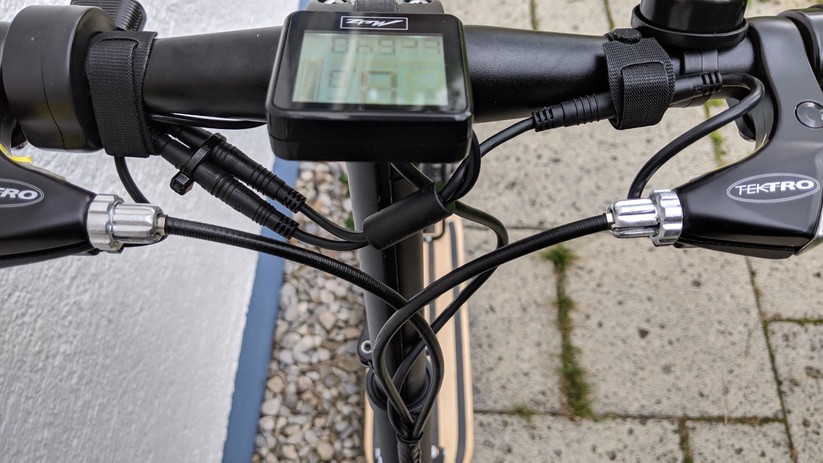 Kabel, überall Kabel: Das hätte man beim Metz Moover besser lösen können.