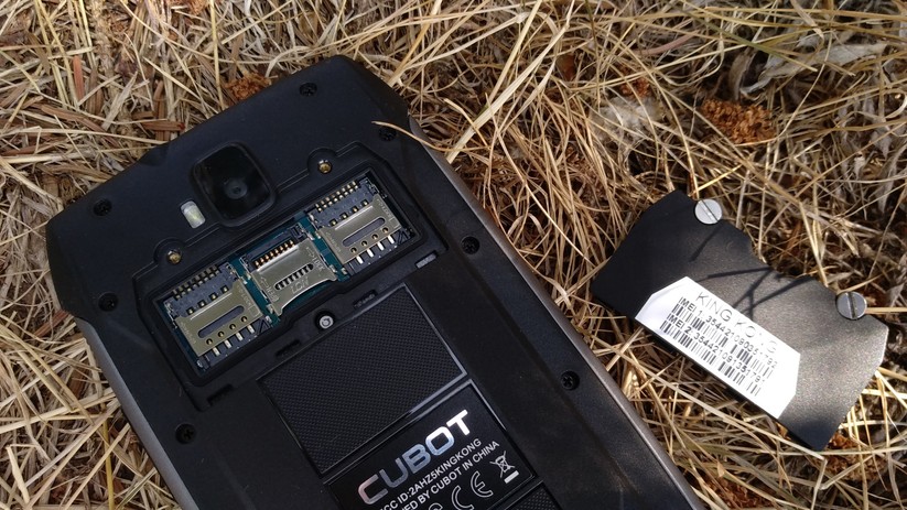 Die Kartenslots sitzen hinter einer verschraubten Abdeckung auf der Rückseite.