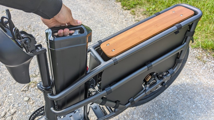 Der große Akku des Fiido T2 lässt sich nach dem Entsperren über einen Schlüssel entnehmen.