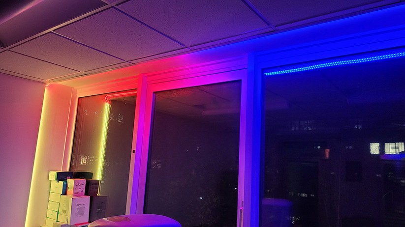 Der 5 Meter lange Govee LED Strip Light M1 H61E13D1DE leuchtet dank 60 LEDs pro Meter besonders hell. Dank RGBIC-Technik können Anwender für maximal 15 Segmente unterschiedliche Farben definieren.