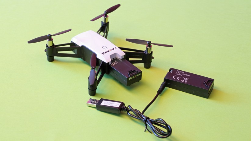 Der Akku wird außerhalb des Multicopters geladen.