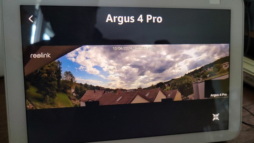 Reolink Argus 4 Pro: 180°-Sichtfeld mit bis 5120 × 1440 Pixel bei maximal 15 fps, lichtstarkes Objektiv mit farbiger Nachtsicht ohne Zusatzbeleuchtung, unterstützt 2,4- und 5-GHz-WLAN, Akku mit 5000 mAh und 6-Watt-Solarpanel