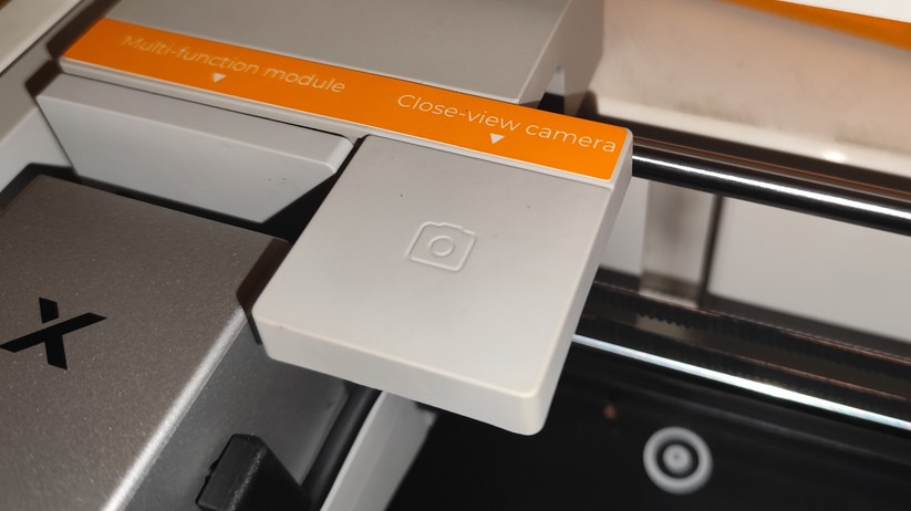 xTool M2 – Neben Druck- oder Lasermodul sitzt die Kamera für Detailaufnahmen.