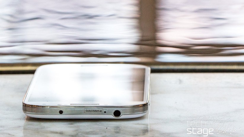 oben: Headset-Buchse und Infrarot-Sender