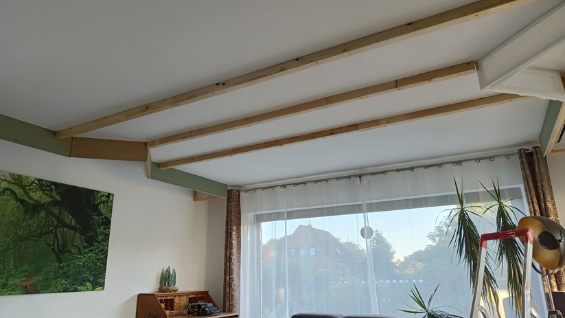 Auch zwischen den Kästen auf beiden Seiten sollte die Decke abgehängt werden für Beleuchtung