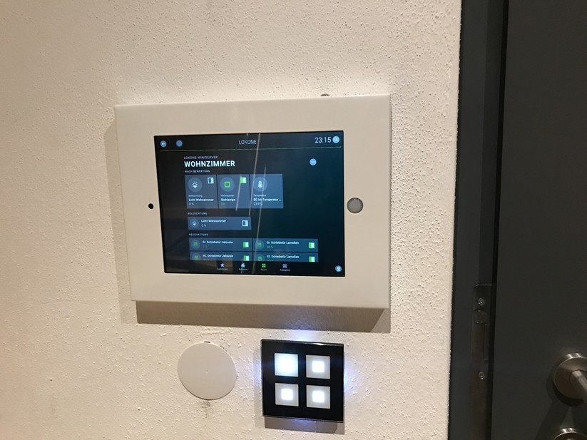 Das iPad ist ein einer günstigen Wandhalterung nachträglich an die Wand gewandert. Darunter befindet sich ein KNX-Taster – noch ohne Beschriftung. 