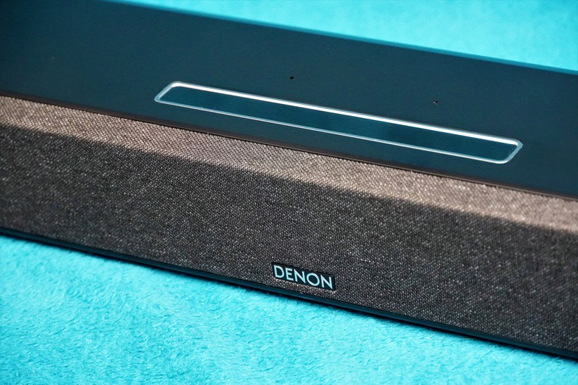 Denon Home Sound Bar 550: Nähert man sich mit seiner Hand der Oberseite des Lautsprechers, so werden Bedienfelder eingeblendet.