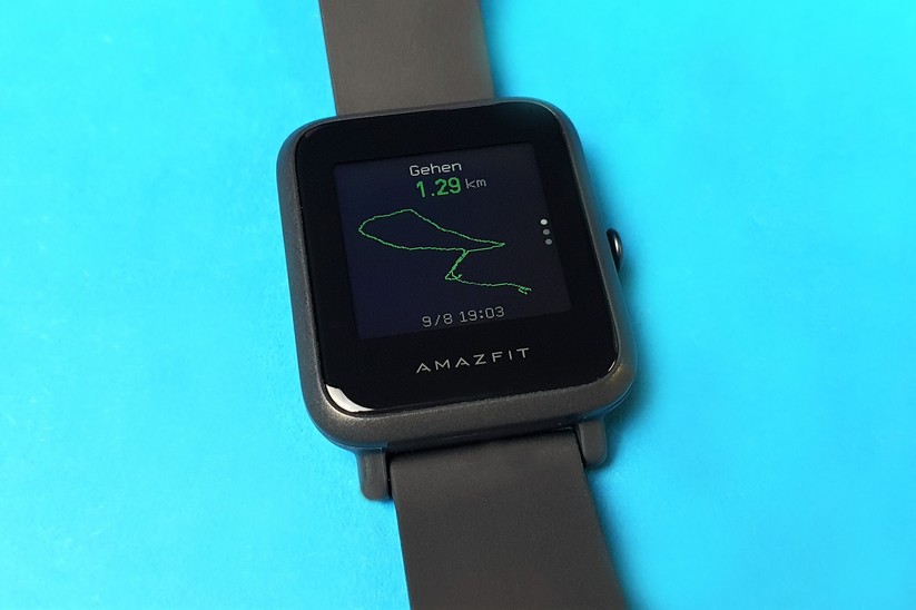 Amazfit Bip S: Zurückgelegte Laufstrecken lassen sich direkt auf dem Display anschauen.