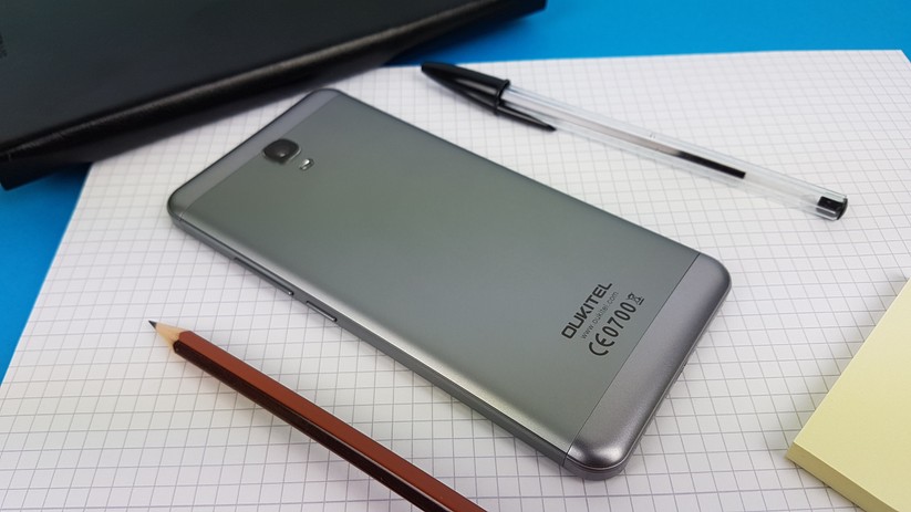Mit Alu-Rahmen und Alu-Rückseite präsentiert sich das K6000 Plus für ein günstiges Smartphone recht wertig.
