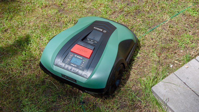Kurvenfahrt: Hier sieht man gut, dass der Roboter gerade bei Kurven etwas Platz benötigt. 