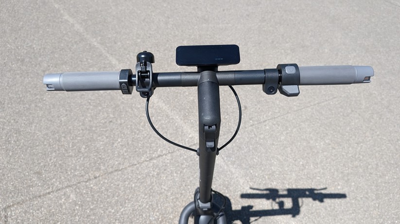 Der Lenker am Navee N65i ist mit 61 cm sehr breit. 