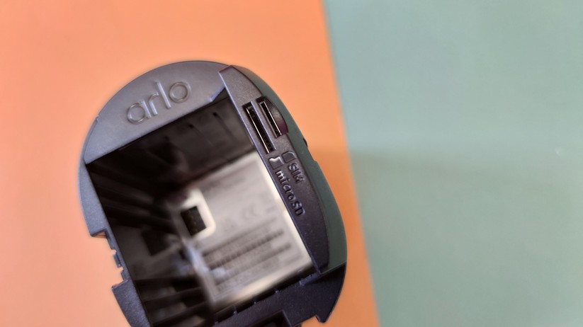 Arlo Go 2: Slots für microSD- und Nano-SIM-Karten