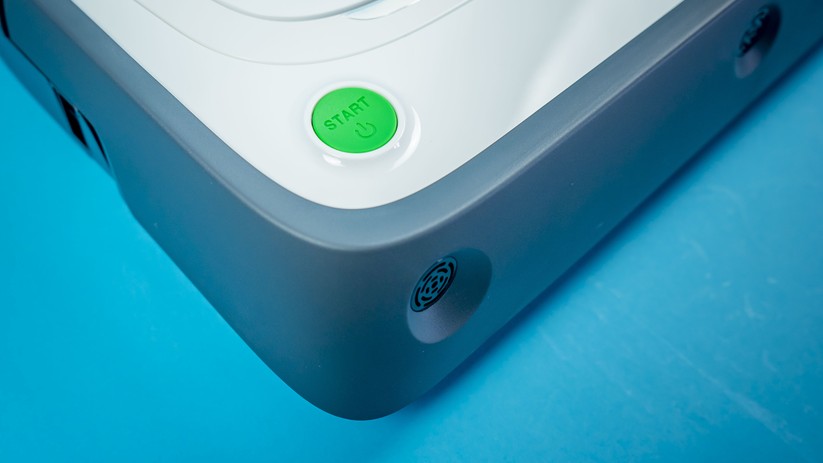 An- und Austaste auf der Oberseite des Roboters