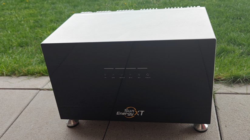 SunEnergyXT 500 Pro: Speicher für BKWs und kleine PV-Anlagen mit vier MPPTs und 5 kWh Kapazität