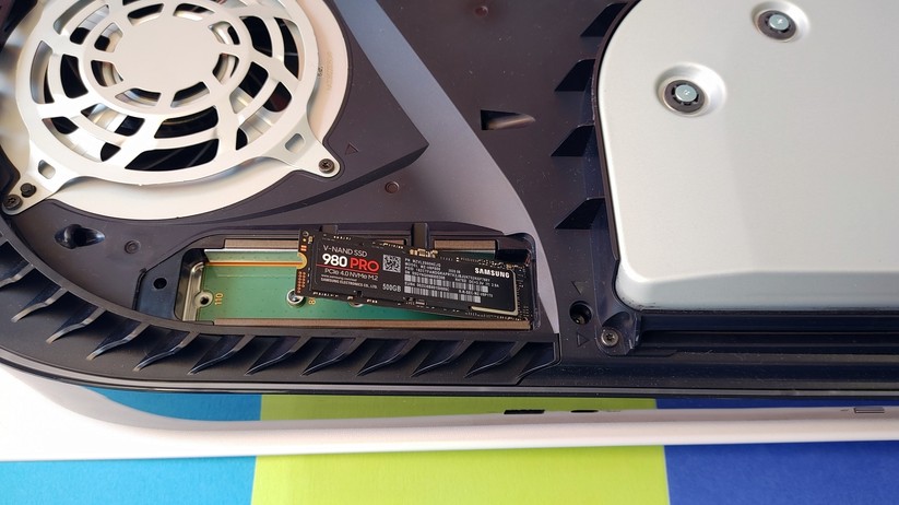 Ist der Abstand gesetzt, kann man die NVMe einslotten - am besten geht das schräg. 