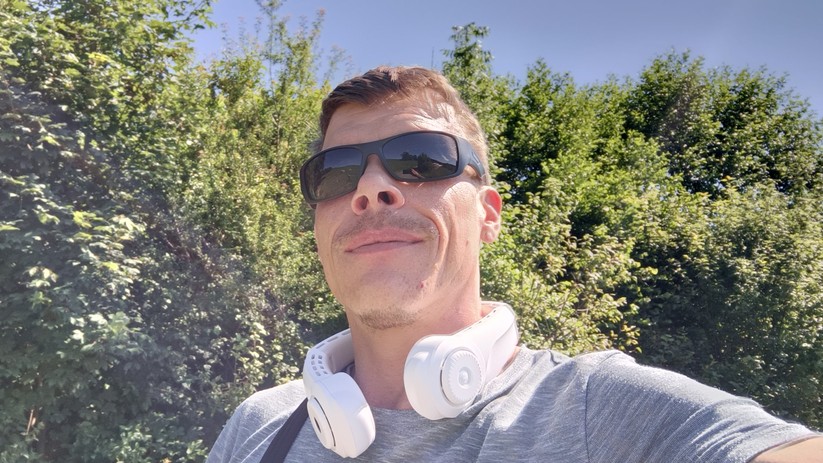 Der Nackenventilator sieht aus wie ein Kopfhörer.