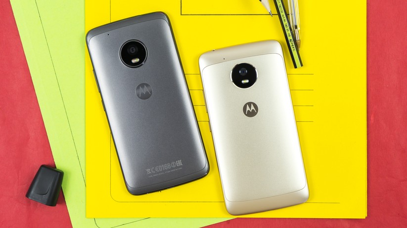 Hier liegen Moto G5 Plus und Moto G5 nebeneinander – die Farben entsprechen aber denen der beiden G5-Plus-Modelle.