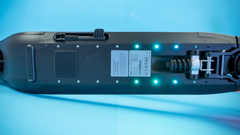 16 LEDs als Untergrundbeleuchtung beim Kickscooter ES2