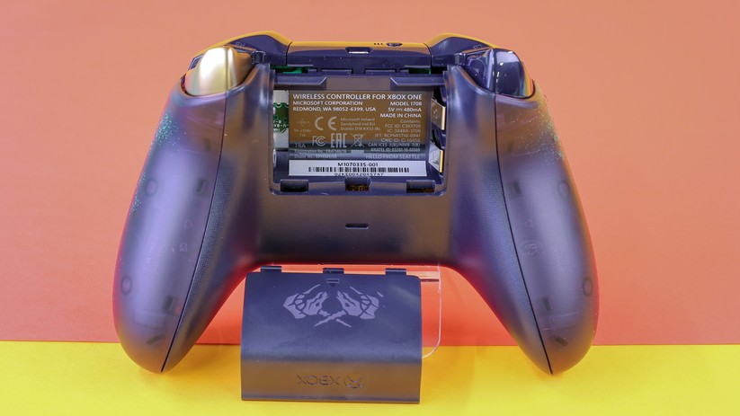 Der Controller benötigt zwei AA-Batterien. 