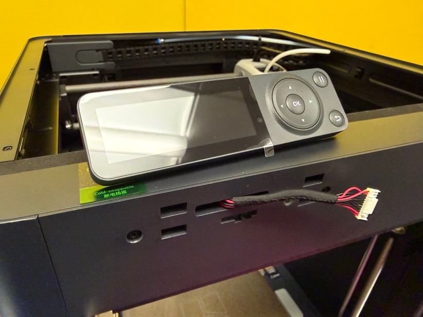 Dann folgt die Montage des Displays. Keine Sorge: Stecker rein, runterdrücken, ...