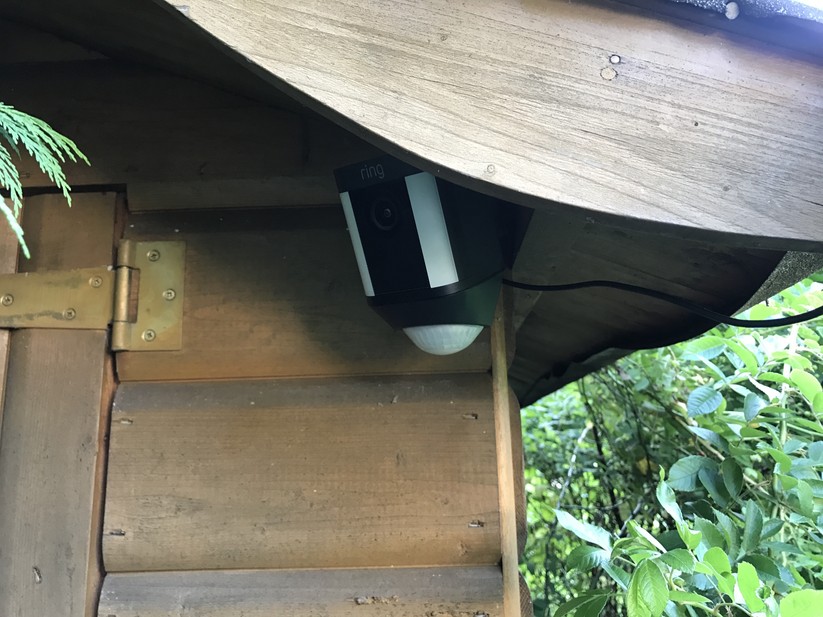 Fertig montiert und startklar. Nur das Kabel könnte man noch schöner mit Kabelschellen oder -Kanälen verlegen.