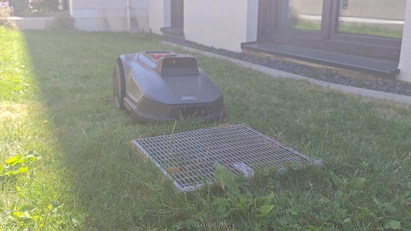 Natural Expression Performance 7: Kamerabasierter Mähroboter für Flächen bis 500 m² und einer Schnittbreite von 18 cm.