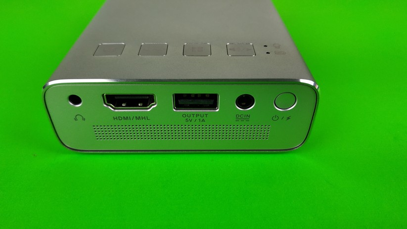 Die Anschlussmöglichkeiten sind überschaubar, die USB-Buchse dient nur zum Aufladen von Smartphone und Tablet.