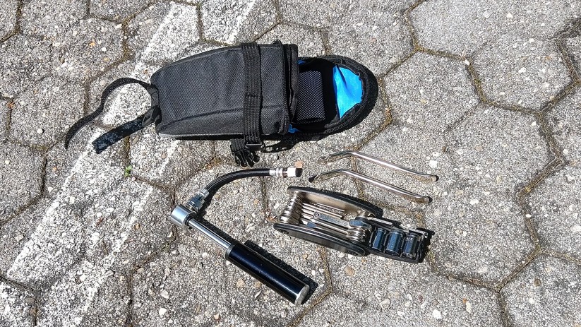 Im Set für unter 20 Euro sind Tasche, Multitool, Flickzeug, Reifenheber und Mini-Luftpumpe enthalten.