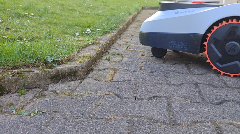 Randsteine mit einer Höhe von 4-5 cm verhindern, dass der Navimow i208 abgelegene Zonen erreicht.