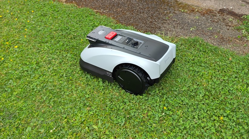 Ecovacs Goat O600 RTK bietet eine Schnittbreite von 19 cm und ist für Rasenflächen bis 600 m². 