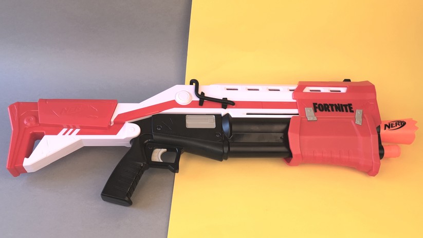Der Nerf Fortnite TS Blaster ist riesig. Passend, dass er die Mega-Pfeile nutzt. 