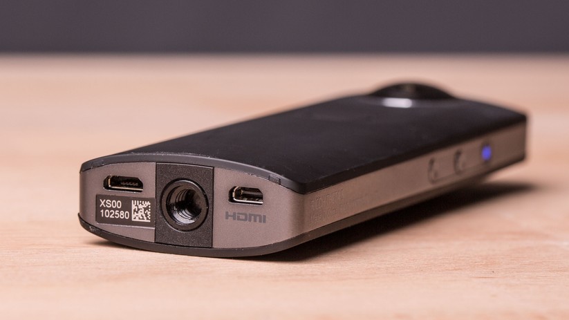Auf der Unterseite der Theta S gibt es ein Stativgewinde sowie Micro-HDMI und Micro-USB-Anschluss.