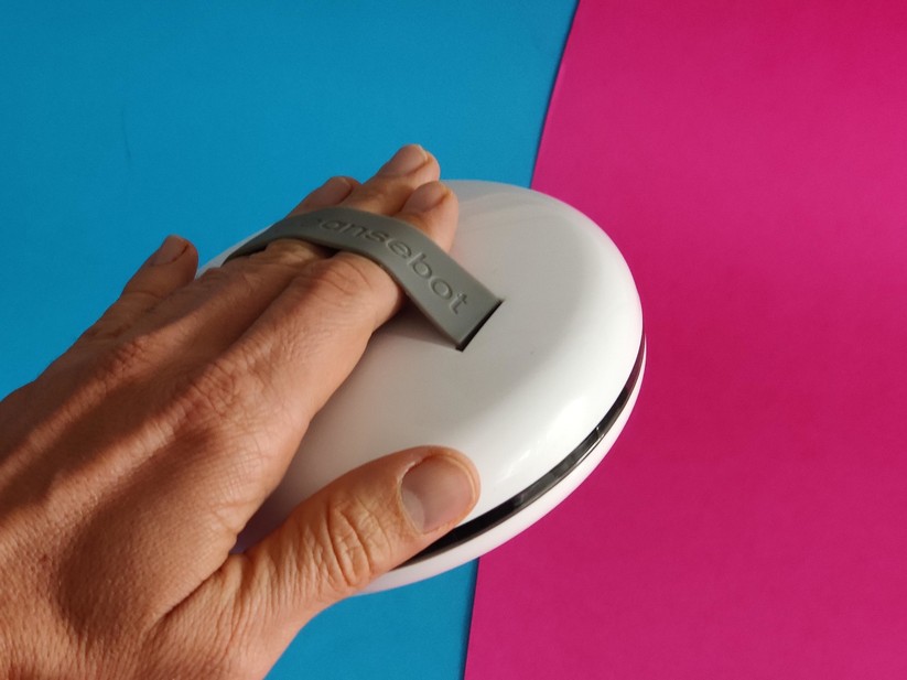 Das Gummiband am Cleansebot dient als Haltegriff. 