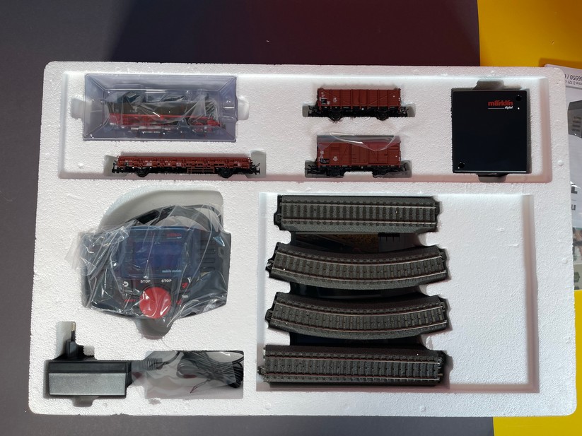 Schienen und Zubehör haben einen guten Platz in der Verpackung und können nach dem Spielen wieder zurück – wobei eine feste Installation vorzuziehen ist.