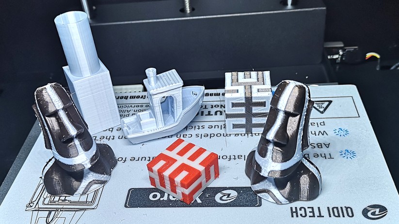 Der Qidi X-Pro druckt zwar zweifarbig, kann aber immer nur ein Modell gleichzeitig aufbauen.