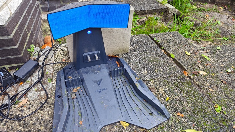 Hookii Neomow X: Mit Lidar navigiert der Neomow X zuverlässig auch in Bereichen, wo GPS-gestützte Modelle Schwierigkeiten haben. Der Mähroboter ist für Rasenflächen mit einer Größe von 4000 m² vorgesehen. Die Schnittbreite beträgt 28 cm. 