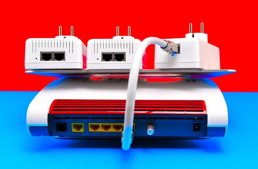 Wir leiten das Internet einer Fritzbox via LAN-Kabel in den Powerline-Adapter (rechts oben). Der schickt die Datenströme über die 230-Volt-Steckdosen unserer Testwohnung an die zwei Devolo Magic 2 WiFi next links oben weiter (Bild: Harald Karcher).
