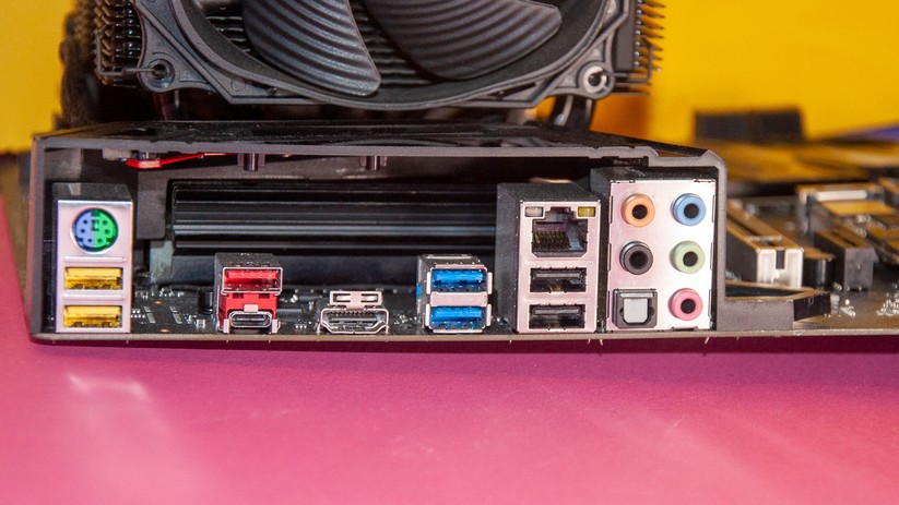 Anschlüsse für externe Komponenten: Es sollten mindestens vier USB-Ports sowie ein Netzwerkanschluss vorhanden sein. Audio ist ebenfalls nett, wobei es kein 5.1 sein muss. Viele Boards haben zudem auf dem Board selbst weitere Anschlüsse für USB-Ports am Gehäuse.