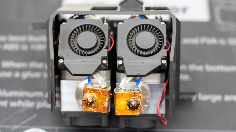 Der Doppel-Extruder des Qidi i-Fast wiegt satte 1,1 kg.