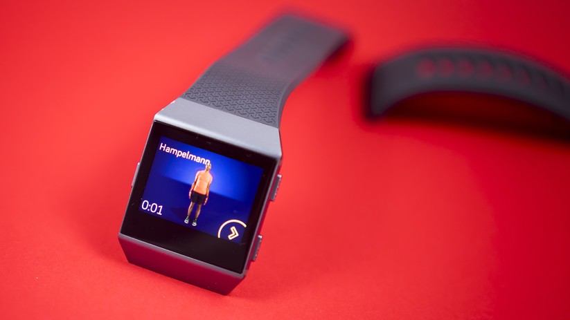 Kleine Videos auf der Fitbit Ionic laden zum Nachmachen ein.