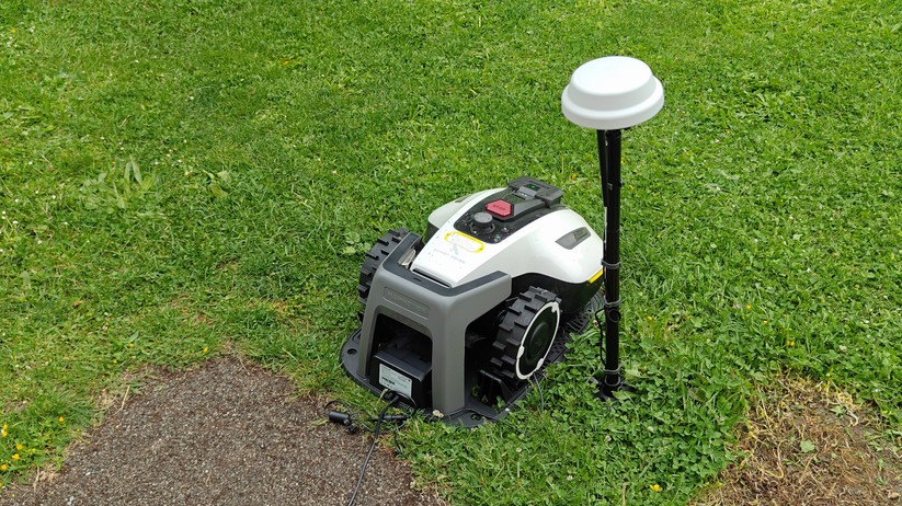  Ladestation und RTK-Antenne